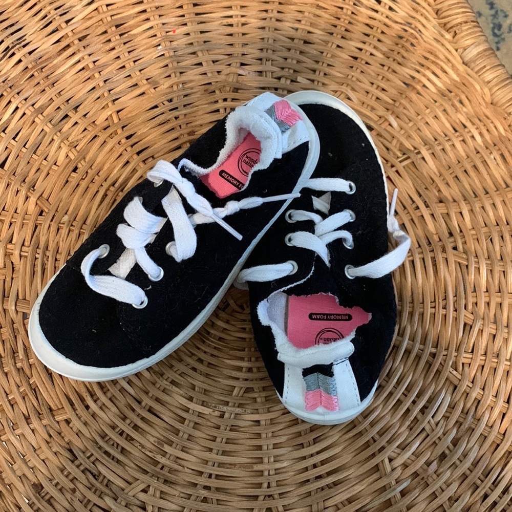 Girl’s sneakers